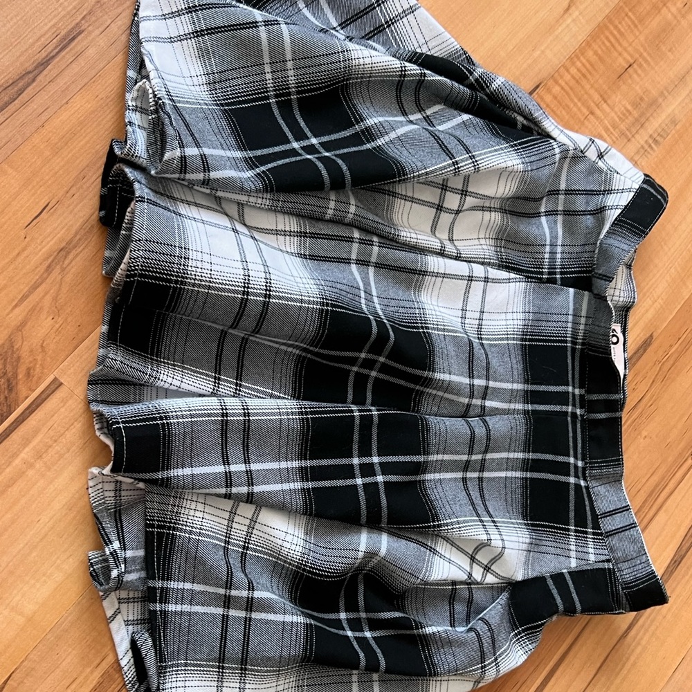 Plaid black and white skirt